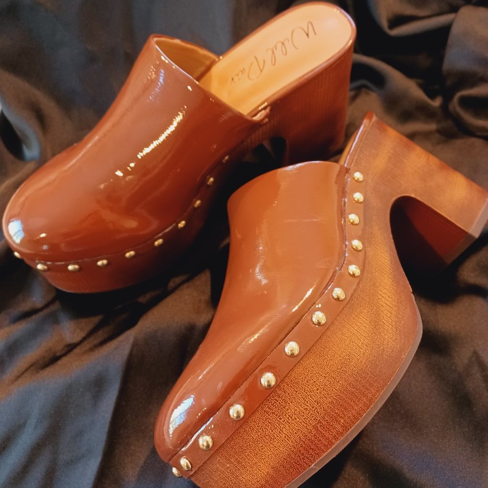 Woman brown pumps